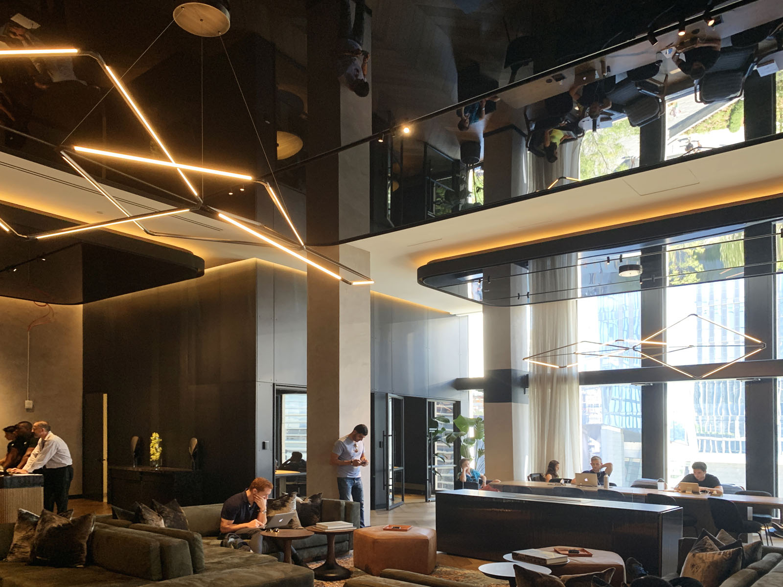 Глянсові натяжні стелі